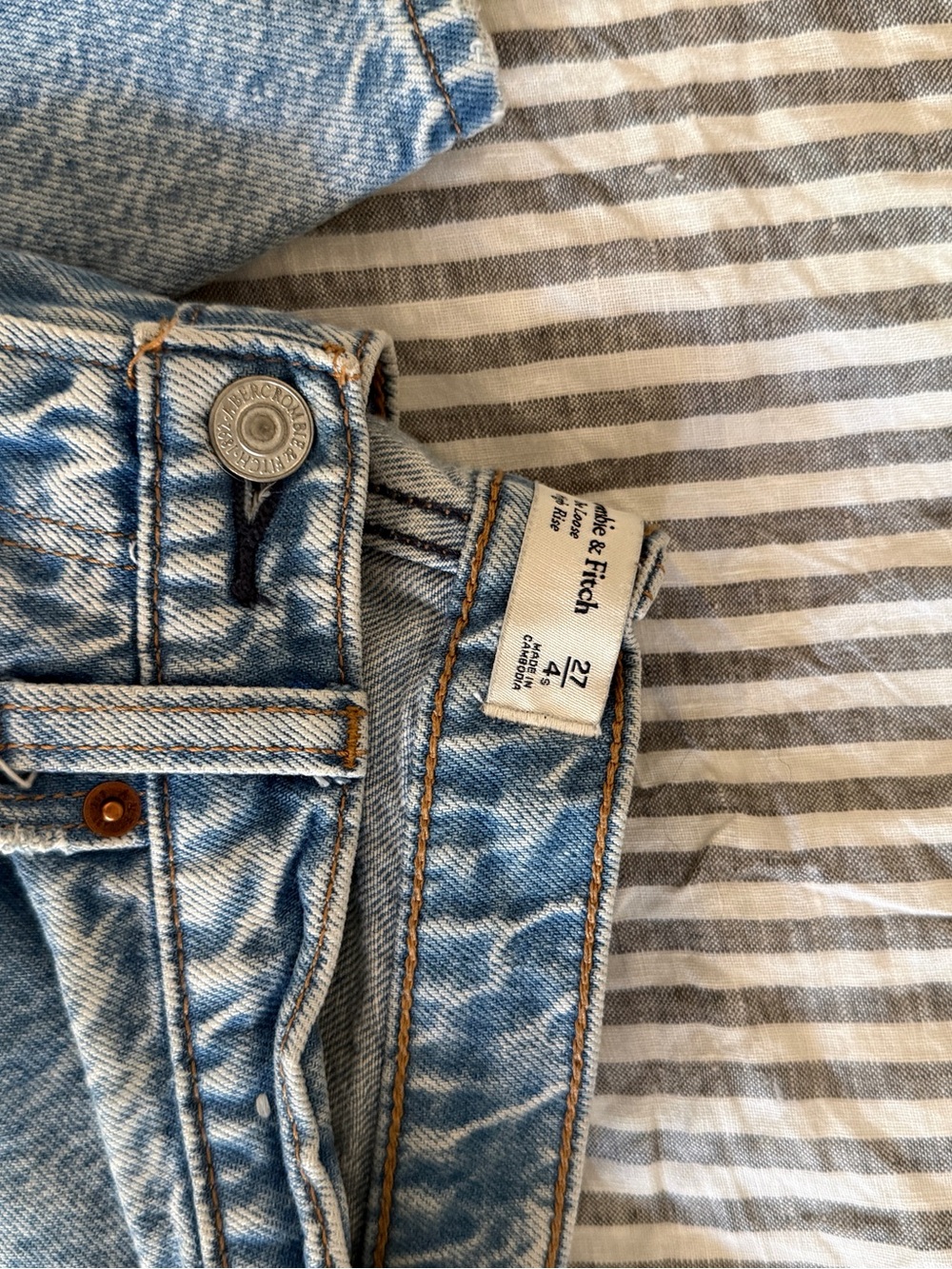 Abercrombie & Fitch Light Blue Washed Denim Jeans - Picture 2 of 4